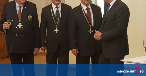Президентът удостои трима бележити български хирурзи с орден „Св.Св. Кирил и Методий“