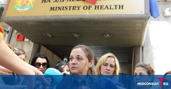 Родители на онкоболни деца протестираха пред МЗ