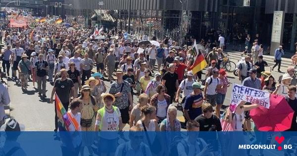 Протест в Берлин срещу борбата с коронавирус