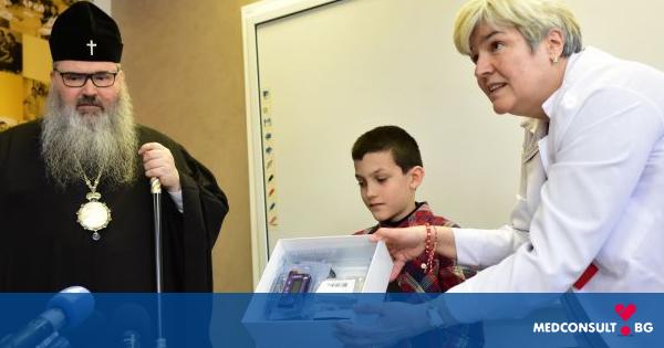 Митрополит Йоан дари инсулинова помпа и парични средства за изследвания на деца с диабет в УМБАЛ „Св. Марина“ - Варна